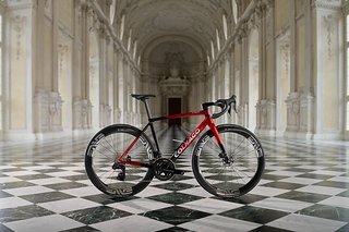 Vom C68 Rossa sollen laut Colnago nur 90 Exemplare hergestellt werden. Die rar gesäten Besitzer dürfen dann aber auch tief in die Tasche greifen – 22.000 € werden für das Vuelta a España Bike fällig.