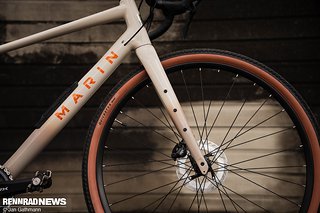 An der Gabel ist Platz für Halter mit Dreipunkt-Aufnahme.