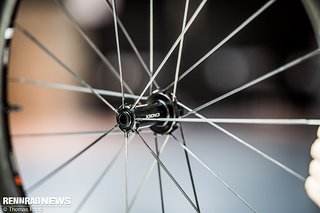 Neu entwickelte Speichen aus Carbon in Aero-Form senken das Gewicht