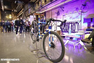 Bei Schwalbe war ein Open Min.d Allroad-Bike im Design von Tecta zu sehen