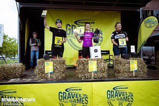 Das Gravelminator-Podium der Damen: Angelina Bosse, Katharina Kruse und Marianne Boisset auf Platz drei.