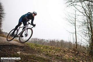 Auf der Straße und auf dem Waldweg verleiht das Specialized Diverge spielerische Sicherheit