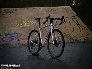 Das Specialized Diverge Comp fährt mit Future Shock-Federung und mechanischer Ultegra-Gruppe in den Rennrad-News-Test