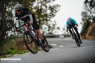 Auch auf Asphalt haben wir den gefederten Gravel Bikes auf den Zahn gefühlt