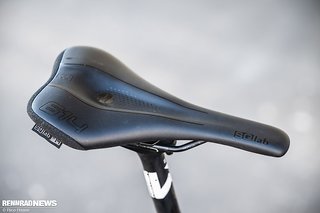 Der SQlab 614 vereint die Polsterung des MTB-Sattels 611 mit der Beinfreiheit des Rennrad-Sattels 612.