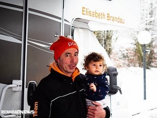 Elisabeth Brandaus Mann Marco kümmert sich um die inzwischen 3 Kinder der Brandaus – und das Material.