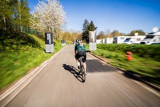 Die Einfahrt in den Wald von Arenberg ist schon zugeparkt mit Wohnmobilen Die Einfahrt in den Wald von Arenberg ist schon zugeparkt mit Wohnmobilen