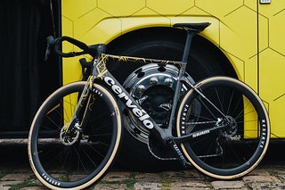 Beim TEAM VISMA | LEASE A BIKE kam nicht das Aero-Rennrad zum Einsatz, sondern das Cervélo Soloist. UPDATE