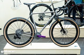 Das Race-Gravel-Bike von Alonukis ist aus Titan geschweißt und wird als Maßrahmen angeboten. Das Race-Gravel-Bike von Alonukis ist aus Titan geschweißt und wird als Maßrahmen angeboten.