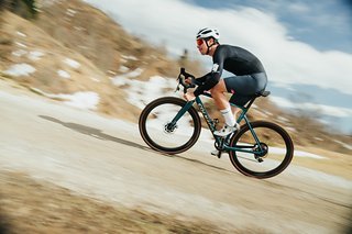 Die Sitzposition ist sportlich, aber die Radbasis nicht ganz so kompakt, wie man vermuten könnte.