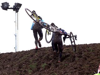 Steve Chainel und ein belgischer Fahrer im Anstieg