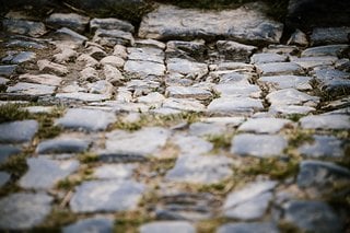 Die Lücken bei Paris-Roubaix sind größer und die Kanten höher, als man es von vielen hiesigen Kopfsteinpflaster-Straßen kennt.