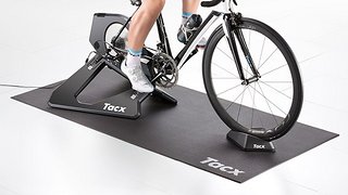 Eine klassische Trainermatte wie hier von Garmin/Tacx ist sinnvolles Zubehör