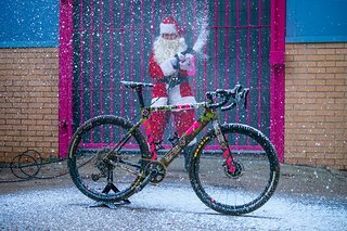 Bei der Muc Off Xmas Challenge auf Strava gibt es unter anderem ein Muc Off Bike zu gewinnen