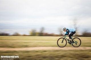 Schnell fahren auf dem Kiesweg