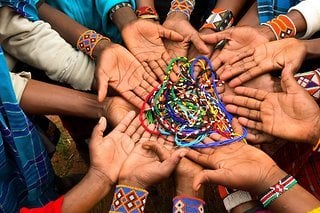 Zu jeder limitierten Brille gibt es ein Maasai-Perlenband, das in Handarbeit gefertigt wurde.