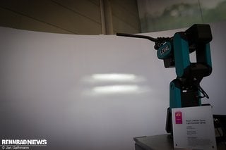 An einem Roboter demonstrierte Busch und Müller das neue Kurvenlicht