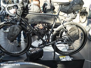 An dieser mattschwarzen Schönheit sind  an den Seiten auch schlanke Bikepacking-Taschen von Gramm zu sehen