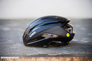Uvex Surge Aero MIPS Helm mit Aero-Cover.