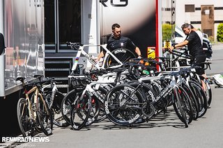 Viel zu tun für das Mechanikerteam. Viel zu tun für das Mechanikerteam.