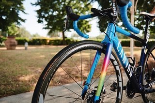 Die Regenbogen-Farben an der Gabel kamen für eine Charity Aktion des Teams hinzu