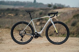 Das neue Orbea Denna E-Gravel Bike zähmt den Shimano EP8 Antrieb für den Gravel-Einsatz.