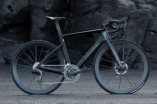 Corratec CCT EVO ULTRA: In schlichtem Schwarz, einer der vier möglichen Farboptionen, präsentiert Corratec sein auf 34 Stück limitiertes Highend-Rennrad.