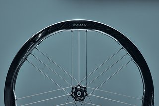 Die Speichenanordnung erfolgt nach dem patentierten Campagnolo G3-Muster.