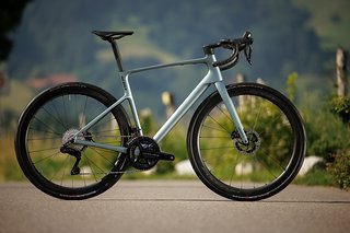 Das Scott Addict Premium ist das Top-Modell mit Shimano Dura-Ace Di2 und Fulcrum Carbon-Laufrädern. Das Scott Addict Premium ist das Top-Modell mit Shimano Dura-Ace Di2 und Fulcrum Carbon-Laufrädern.