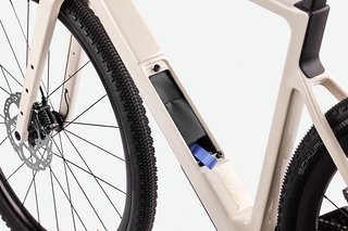 Das Staufach im Rahmen kommt mit Werkzeugtasche.