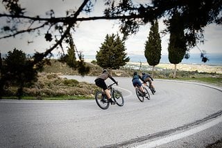 Auch geländegängige Gravel Bikes können schnell auf der Straße bewegt werden