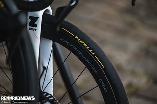 Wenn uns unsere Augen nicht getäuscht haben, sind die Pirelli P-Zero-Reifen mit einem Luftdruck von 3,15 bar befüllt worden. Wenn uns unsere Augen nicht getäuscht haben, sind die Pirelli P-Zero-Reifen mit einem Luftdruck von 3,15 bar befüllt worden.