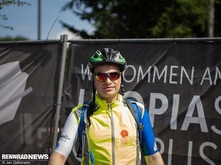 So ging Andy auf die Strecke – natürlich noch ohne das Finisher-Trikot, die gelbe Weste ist Pflicht