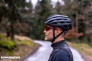 Der Lazer Z1 KinetiCore ist ein leichter Rennrad-Helm mit integriertem Rotationsschutz