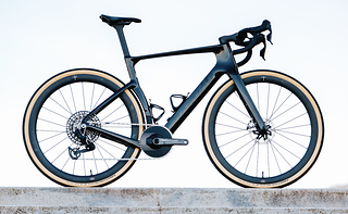 Das neue Cervélo Áspero-5 wird als das schnellste Gravel Bike angepriesen, das man kaufen kann. Das wurde vor allem mit einer ausgeklügelten Aerodynamik umgesetzt.