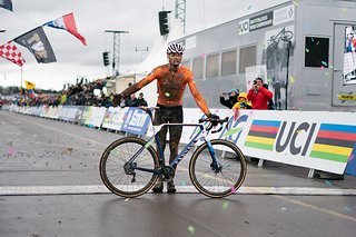 Mathieu van der Poel fährt überlegen zum Weltmeistertitel und hat  noch Zeit, sich auf der Ziellinie vor Publikum und Sponsor zu verbeugen