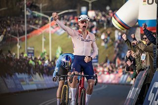 Auf dem Canyon Inflite CFR wurde Mathieu van der Poel 2023 CX-Weltmeister