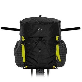 Die DX35 Bikepacking Tasche wird über ein Frontrack und Lenkerstraps an der Front montiert.