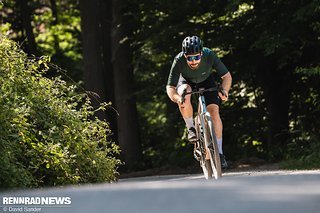 Auch dank der sehr schnell rollenden Hutchinson Caracal Race-Reifen ist das Avona Callis auf Asphalt eine Wucht