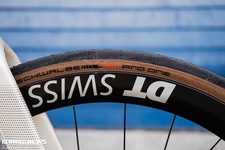 Die 32 mm breiten Schwalbe Pro One Reifen spenden Komfort und ein sicheres Gefühl in Kurven.