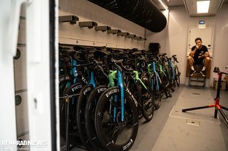 Der Team-Truck, in dem die Mechaniker arbeiten, ist klimatisiert.
