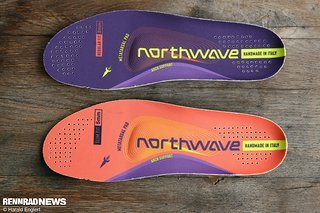 Mit zwei unterschiedlich dicken Einlegesohlen lässt sich die Passform des Northwave Veloce Extreme  individuell anpassen.