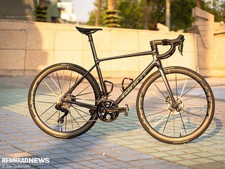 Für das neue Giant TCR Advanced SL 2025 gibt Giant die Devise „Made Faster“ aus