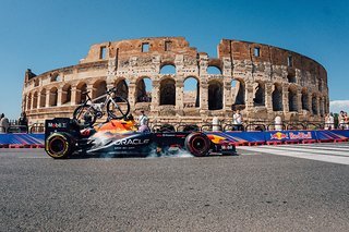 Ein Rennrad auf dem Rücken eines Formel-1 Wagens? Gabs beim Giro d'Italia.
