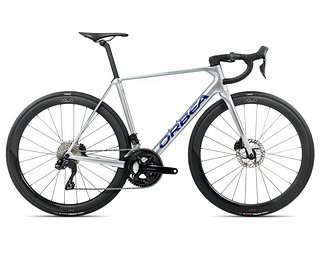 Das neue Orbea Orca 2026 kommt in zahlreichen Lackierungen und mit einem Update am Cockpit und bei den Laufrädern. Das neue Orbea Orca 2026 kommt in zahlreichen Lackierungen und mit einem Update am Cockpit und bei den Laufrädern.