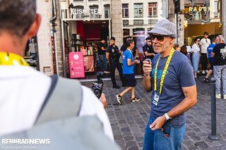 Jan mit Hut, Charme und Sonnenbrille erklärt in Altstadt Lilles vor der Kamera.