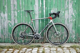 Mit SRAM Force eTap AXS kostet das Ridley Helium SLX 6.999 €