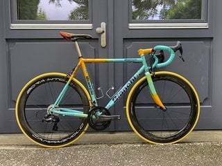 Das Bianchi Mega Pro XL in Mercatone Uno-Teamlackierung im modernen Neu-Aufbau