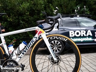 Das neue Red Bull - Bora Hansgrohe Design mit durchscheinenden Schriftzügen über den ganzen Rahmen verteilt.