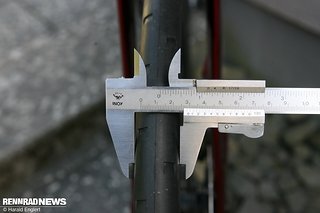 Nominell als 29er Reifen deklariert, baut der Continental Aero 111 selbst auf der 23 mm breiten Hookless Felge nur 28,4 mm breit.